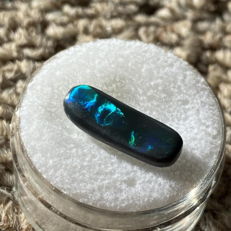 2.35 cts Lightning Ridge Black Opal N3