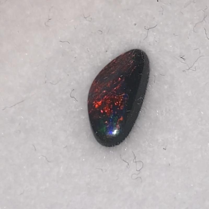 0.8 cts Lightning Ridge Black Opal N2