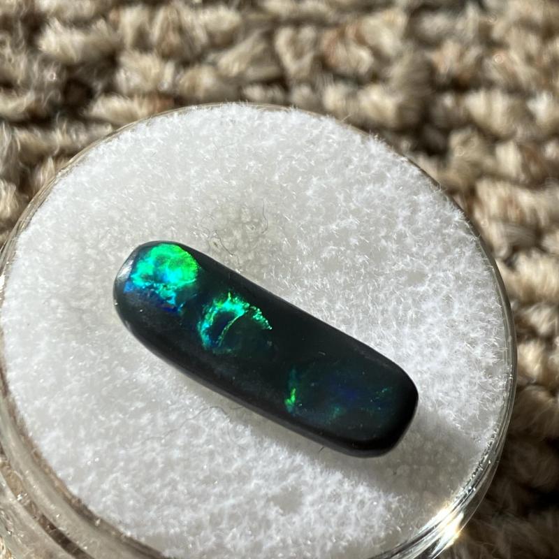 2.35 cts Lightning Ridge Black Opal N3